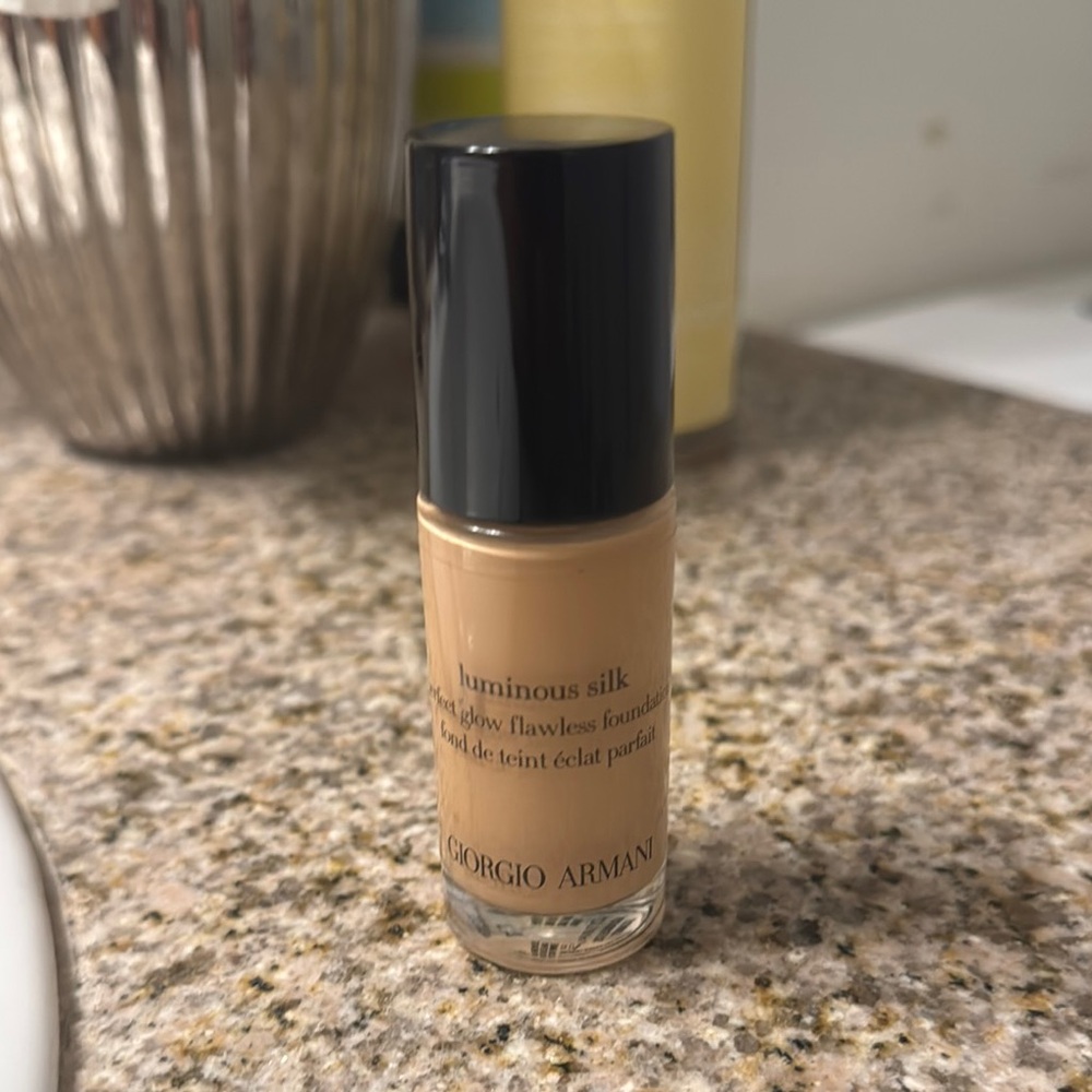 Giorgio Armani luminous silk flawless foundation. Shade 4.5
